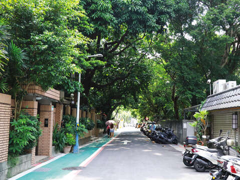 Qingtian Street is also known for its greeny and tranquil alleys and lanes.
