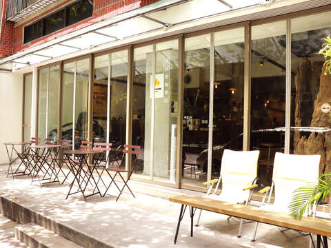 Nowadays, there are many hipster cafes lined up side by side in Minsheng Community, creating an artful and graceful atmosphere in the neighborhood.