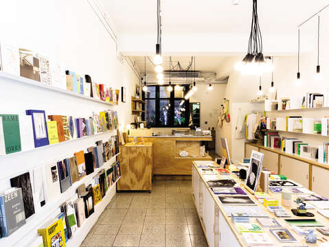 Pon Ding combines its gallery with friendly spaces such as a bookstore and coffee bar, which closes the gap between artist and audience. (Photo/Pon Ding)