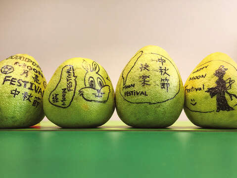 文旦はまず皮の部分に自由な発想で絵や文字を書てから食べるのが定番です。( 写真 / Taiwan Scene)