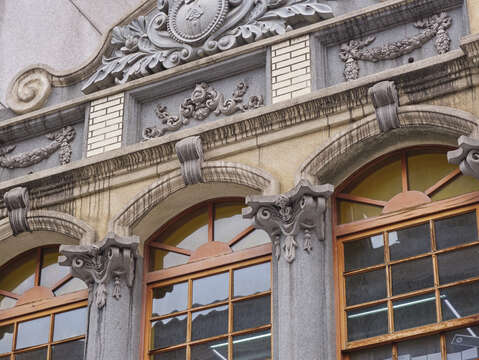 During the Japanese era, Western architectural features such as Baroque-style decorations and arched windows were brought to Taipei and left on many old buildings in Dadaocheng.