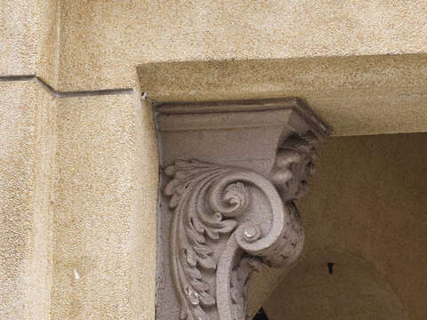 Look at the delicate carvings on the buildings built during Japanese era, you will find western flowers and localized patterns such as ginseng.