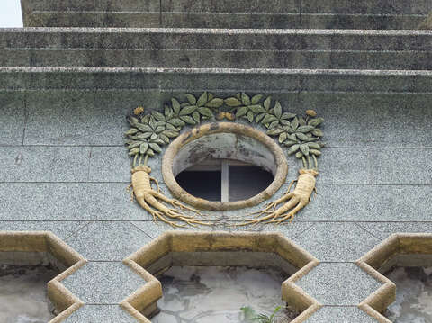 Look at the delicate carvings on the buildings built during Japanese era, you will find western flowers and localized patterns such as ginseng.
