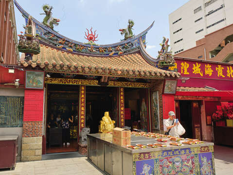 Taipei Xia-Hai City God Temple is not only the center of Dadaocheng, but also an art piece to admire, with its beautiful Koji pottery on the roof.