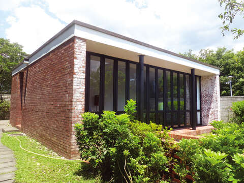 Wang Da Hong‘s bachelor residence is now rebuilt and moved to the park next to Taipei Fine Arts Museum for visitors to see the masterpiece themselves. (Photo/Taiwan Scene)