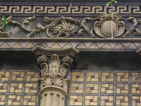 建築物の彫刻芸術を細かく観察すると、西洋とローカルの彫刻の特徴が混ざり合っていることがわかります。