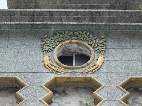 乾元藥行の建物に刻まれた高麗人参の彫刻は、日本統治時代に流行した折衷主義建築の影響を受けています。