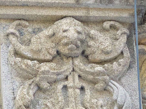 建築物の彫刻芸術を細かく観察すると、西洋とローカルの彫刻の特徴が混ざり合っていることがわかります。