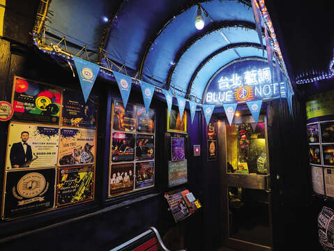 The neon-lit entrance has become an iconic symbol of live jazz in Taipei. (Photo/Yenyi Lin)