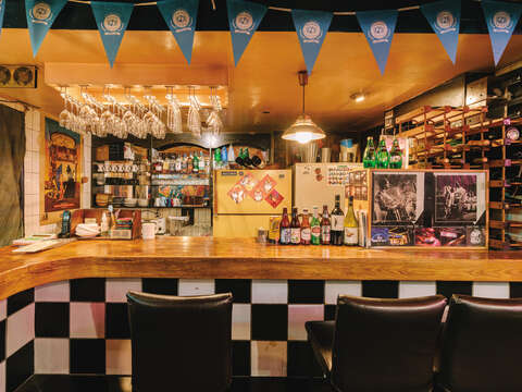 Blue Note Taipei is also a relaxing bar for locals and expats who live in the Shida neighborhood.