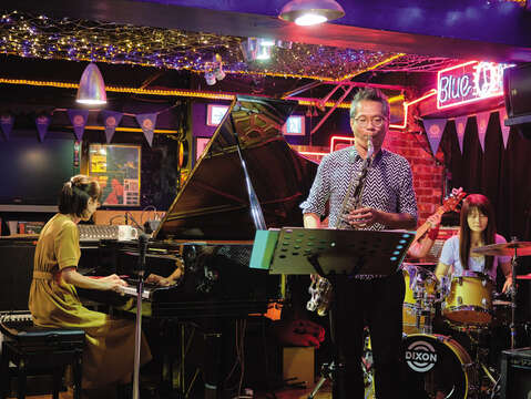 The KU Quartet performs at Blue Note Taipei every Saturday night, letting jazz fans enjoy professional music every weekend. (Photo/Yenyi Lin)