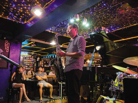 多くの人たちがジャズのアルバムや演奏を見にBlue Note Taipeiを訪れ、最終的には長年通い詰める常連へと変わっていきます。
