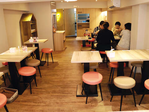 The bright and warming environment at Happy Dumpling gives customers a comfortable space to dine together.