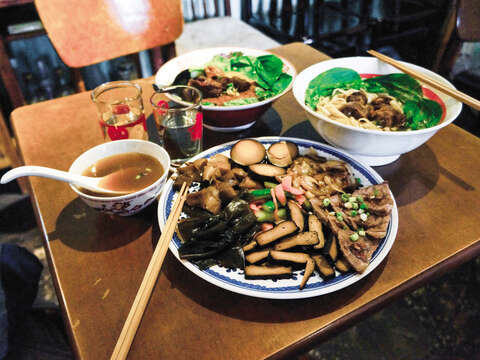 Inheriting and adapting the recipe of the owner’s mother, Shiyu’s signature dishes include beef noodles and a luwei platter.