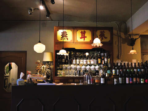 Featuring Chinese medicine in the soup, Shiyu’s counter/bar was also transformed from an old Chinese medicine cabinet.