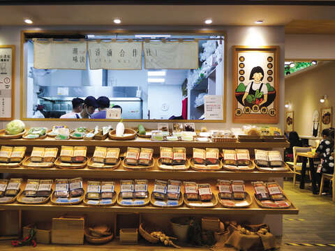 Combining the flavors of luwei and hotpot, Chau Wei Jiue offers the rich taste of street eats with plenty of ingredients displayed at the entrance for customers to choose from.