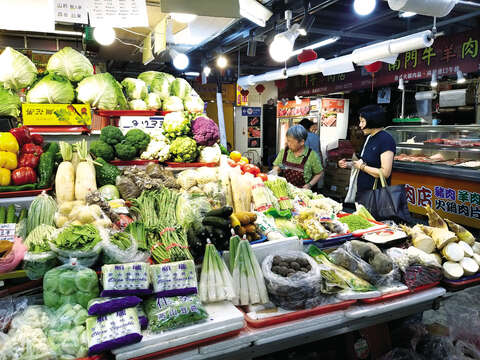 ​​​​​​​伝統市場は新鮮な野菜がたくさん揃っているので、台北に住む人の生活を支える重要な場所となっています。