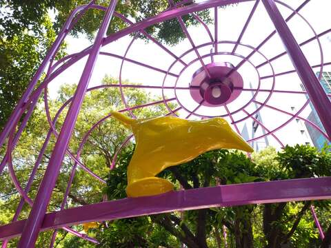 「鳥籠外的花園」並被多本雜誌評論譽為「不可能空間的再造」