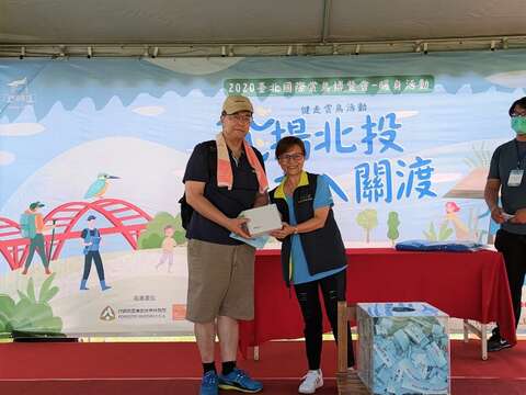 北市動保處宋念潔處長與中獎民眾開心合影