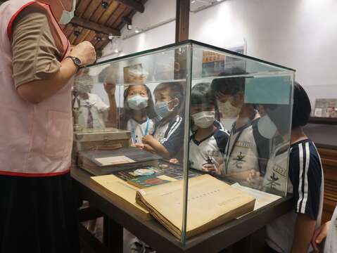 老松國小學童在導覽志工解說下參觀展品