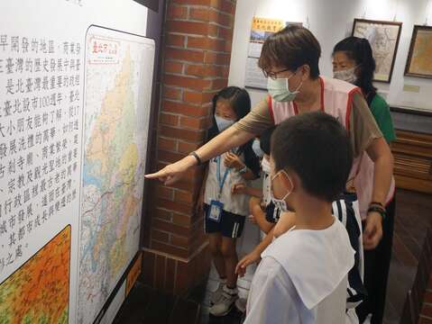 老松國小學童對照新舊地圖去尋找自己的家
