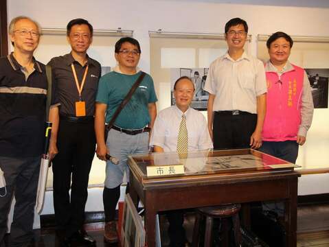 臺北市前市長黃啟瑞的兒子前國大代表黃書瑋(中座者)，也是現任艋舺龍山寺董事長蒞臨展場合影。