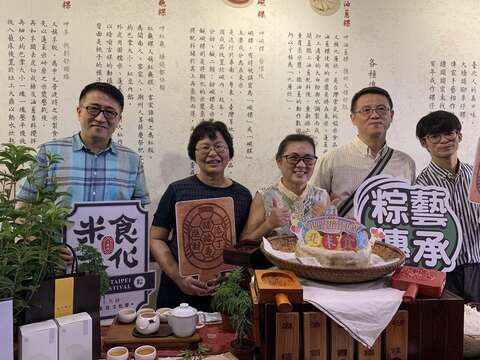 臺北市商業處副處長江美玲(左一)、台北大橋頭延三商圈發展促進會理事長陳穎慧(右一)及商圈第二、三代產業接班人合影