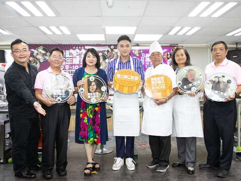 大合照(左起姚經玉策展人、吳宗雄理事長、楊芸蘋理事長、代言人鄭人碩、董泰宏師傅、 陳惠琪副局長及劉潤標理事長)