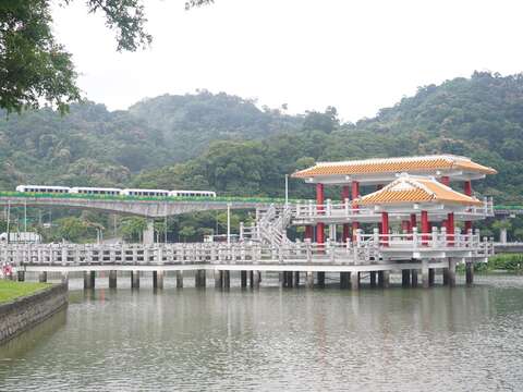 大湖公園站旁景色