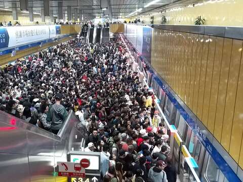 市府站跨年時人潮盛況
