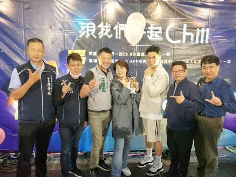 台北市東區商圈發展協會韓修和理事長(左2)、臺北市議會王閔生議員(左3)、臺北市政府黃珊珊副市長(中)、臺北市政府產業發展局林崇傑局長(右2)、臺北市商業處高振源處長(右1)及大安區里長聯誼會詹仲琪會長(左1)與直播平台直播主合照