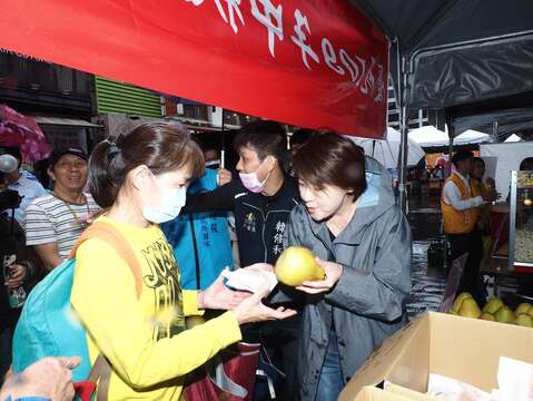 臺北市政府黃珊珊副市長(右)發柚子給民眾