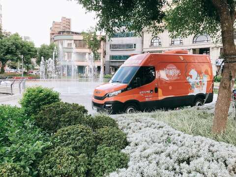 ：行動書車換上當下最夯的珊瑚紅，高話題性的車體顏色搭配超可愛的主視覺，讓行動書車不只好看和好玩，還是拍美美照片的人氣景點呢！