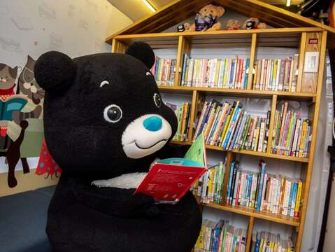 想和北市人氣吉祥物熊讚一樣在書車上享受悠閒的閱讀時光嗎？快把握這次的「秋日閱讀節」活動，一起上車偷讀吧！