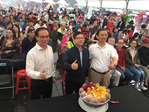左起台北市紗帽山溫泉發展協會 游騰在理事長、北市產業局林崇傑局長、北市議員陳政忠與民眾同樂