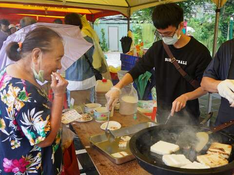 民眾品嘗傳統美味米食