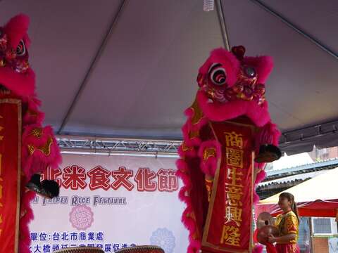 舞獅熱情表演預祝活動順利