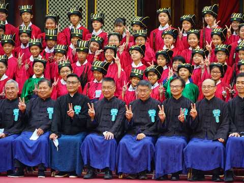 1090928_377_中華民國109年臺北市各界紀念大成至聖先師孔子誕辰2570周年釋奠典禮-與市長合影_高讚賢攝