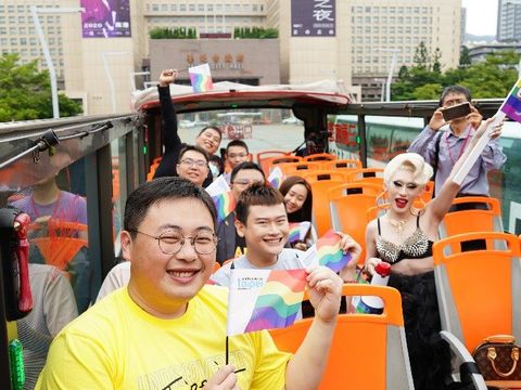 10월, 타이베이시 정부와 함께 ‘무지갯빛’과 춤추고 ‘무지개 관광버스’로 타이베이를 구경하세요.