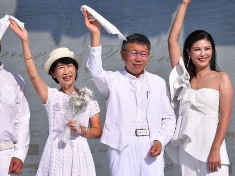 白色野餐日市長與夫人合影