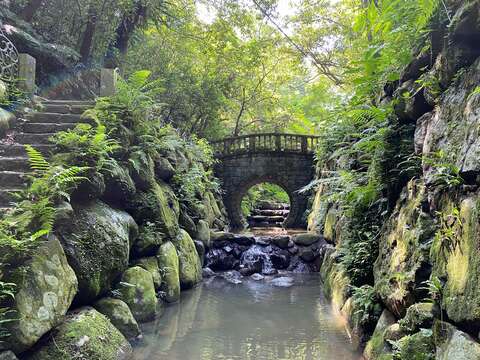 古意圓拱曲橋與潺潺流水