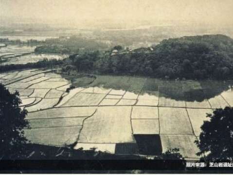 日治時期(約1930前後)芝山岩遺址遠景(照片來源：芝山岩遺址與臺北史前，劉益昌著)