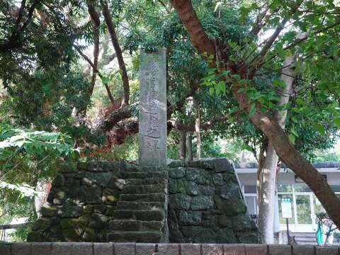 民國90年參酌舊照片復舊重立的學務官僚遭難之碑