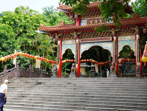 位於至誠路二段上的惠濟宮牌樓，為芝山公園多處入口之一