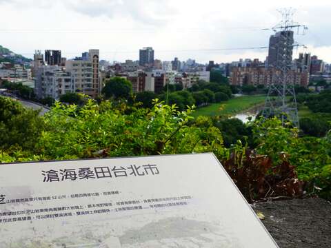 昔日為東砲臺的石角瞭望臺，可由芝山公園的東南角遠眺臺北市外雙溪美景