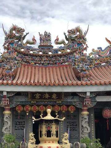芝山岩惠濟宮，奉祀開漳聖王陳元光，今廟為民國五十七年重建，多為水泥構造，只嵌入局部舊有石雕