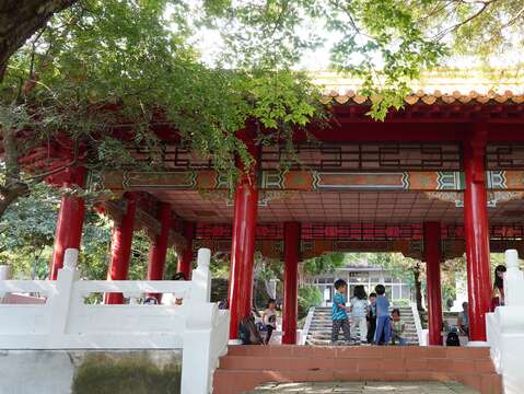 原芝山岩神社拜殿處所，現已成為民眾小憩、遊玩的好地點