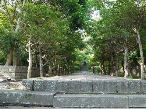 原芝山岩神社鳥居設置地點，兩旁綠蔭相伴，仍保有幽靜的氛圍