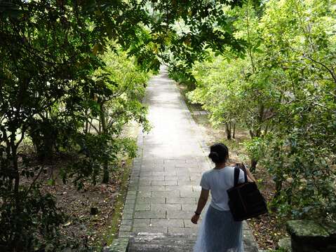 趁著秋高氣爽的時節，不妨到芝山公園尋幽訪古，一同見證臺北城的百年歷史吧!