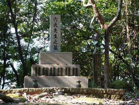 碑下立誌說明芝山岩事件始末及史蹟與設施位置圖